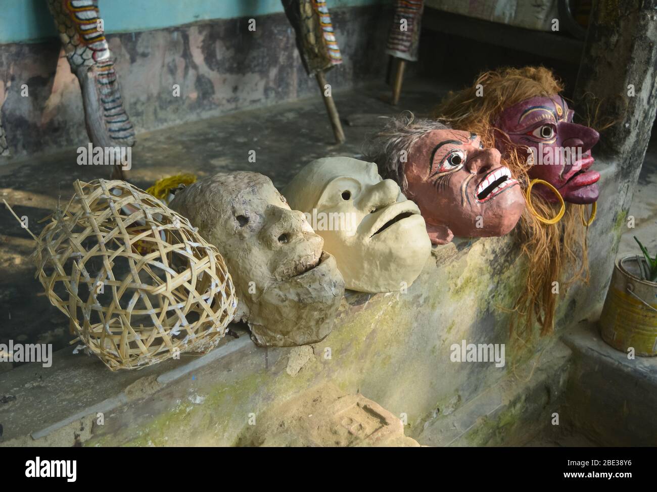 Le processus de fabrication de masques à l'île Majuli, Assam. Banque D'Images