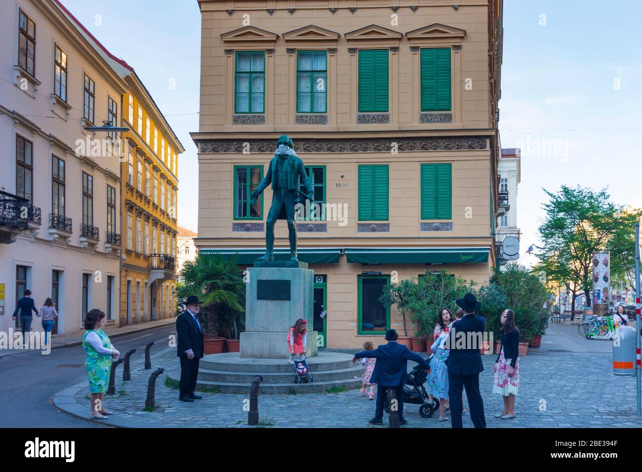 Wien, Vienne: Johann Nestroy Monument, avec masque facial, référence au virus corona (COVID-19), peuple juif, en 02. Leopoldstadt, Wien, Autriche Banque D'Images