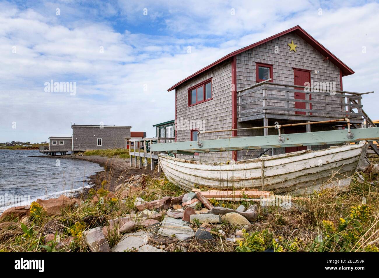 Les Maritimes, le Canada, le golfe du Saint-Laurent. Îles de la Madeleine, Îles-de-la-Madeleine (Québec). Boutiques et maisons sur la côte. Banque D'Images