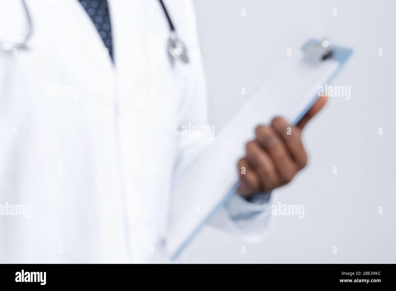 Gros plan sur la carte médicale dans les mains du médecin africain Banque D'Images