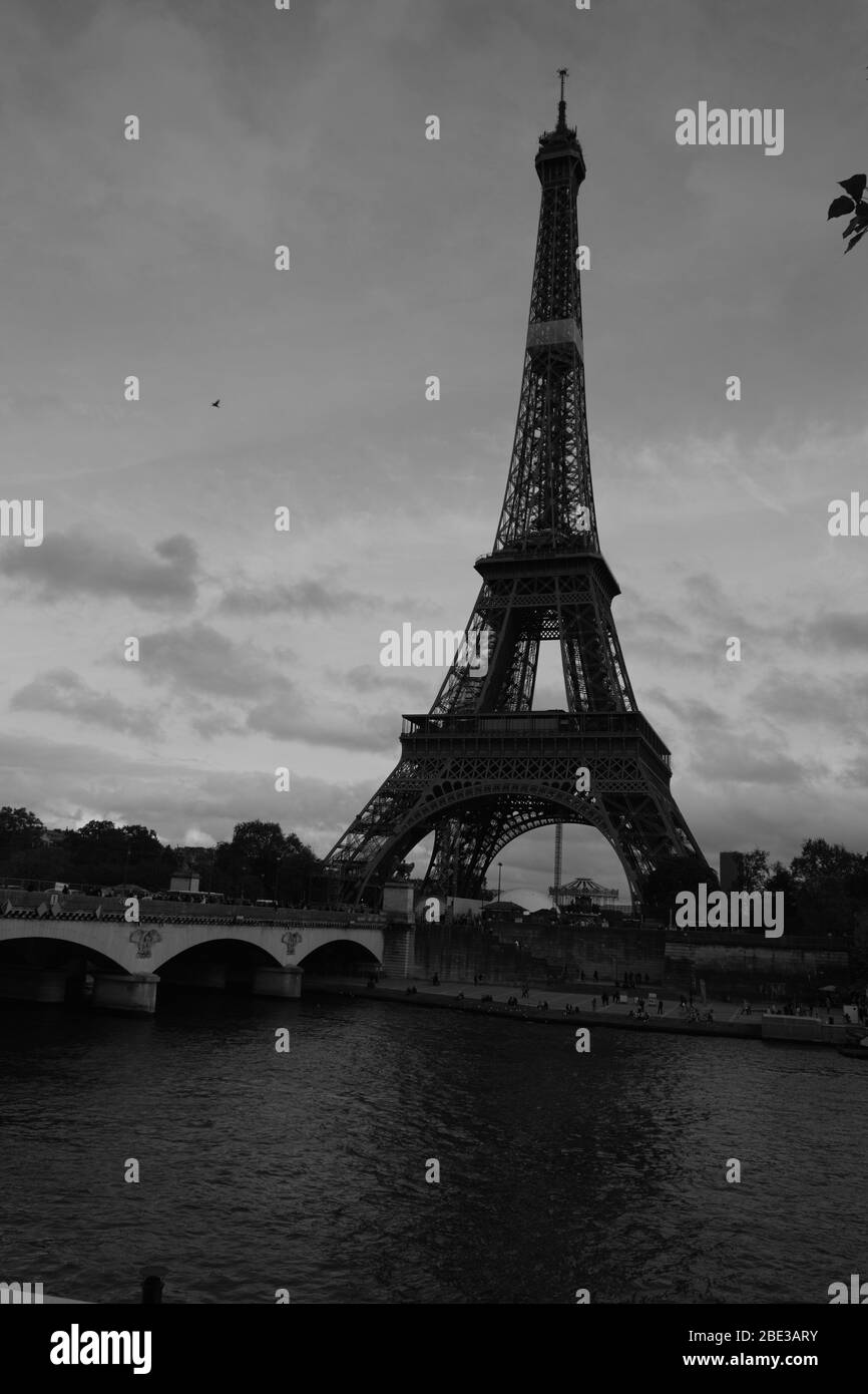La Tour Eiffel et le pont Iena Monochrome Banque D'Images