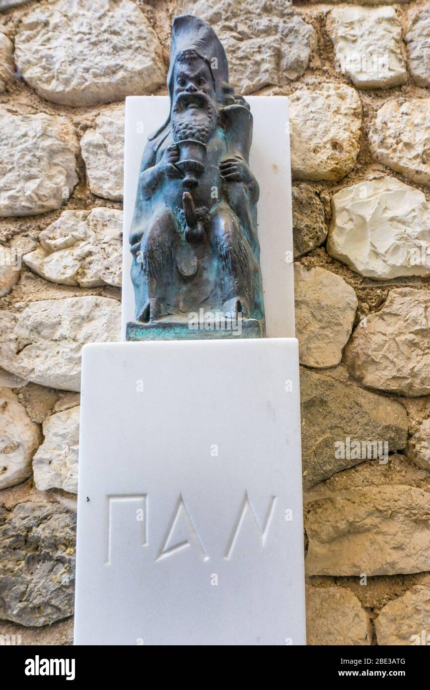 Statue du dieu grec Panas au lac Melissani à Kefalonia, Grèce. Banque D'Images