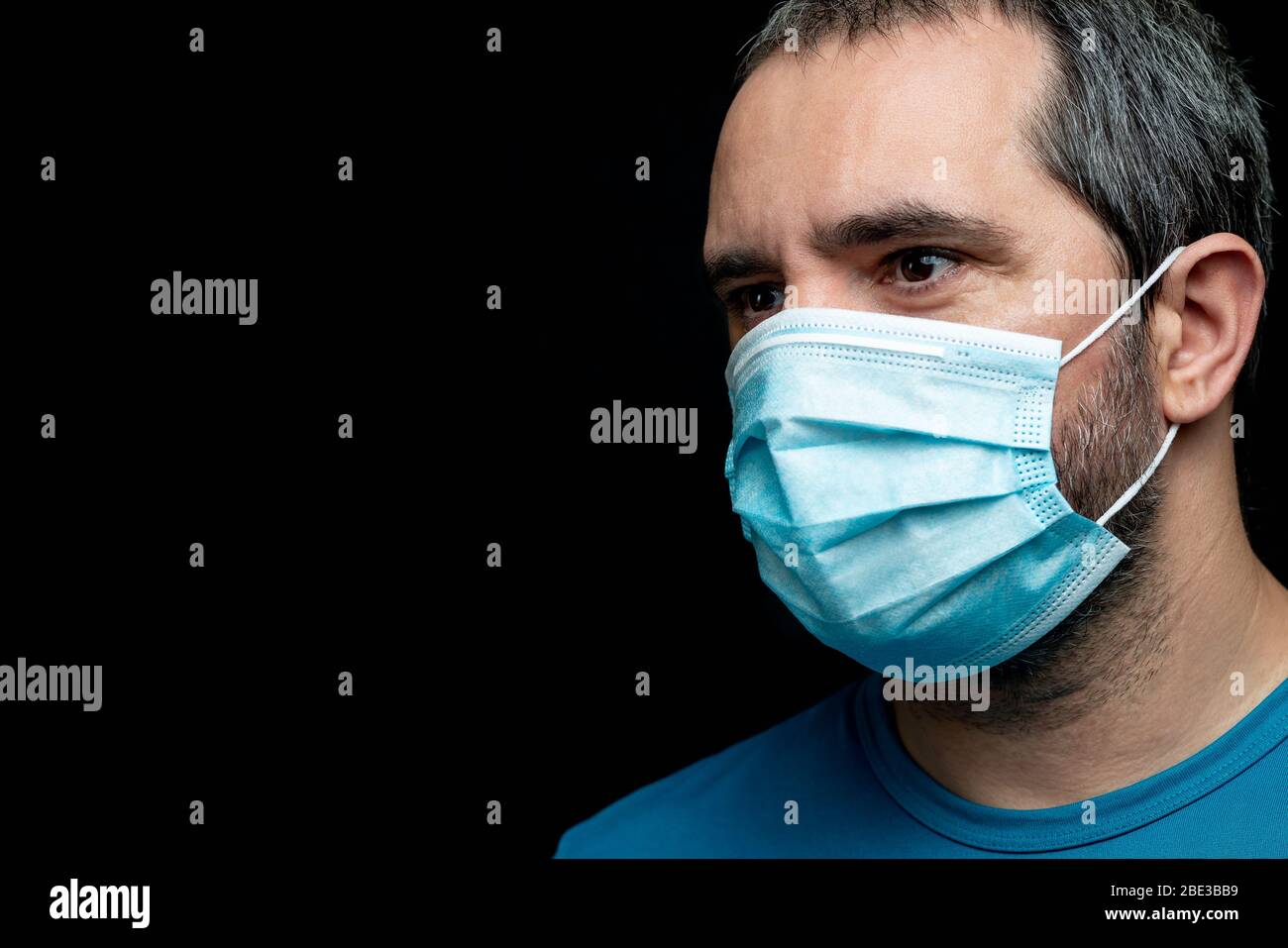 homme avec un masque médical sur fond noir avec espace de copie pour le texte Banque D'Images