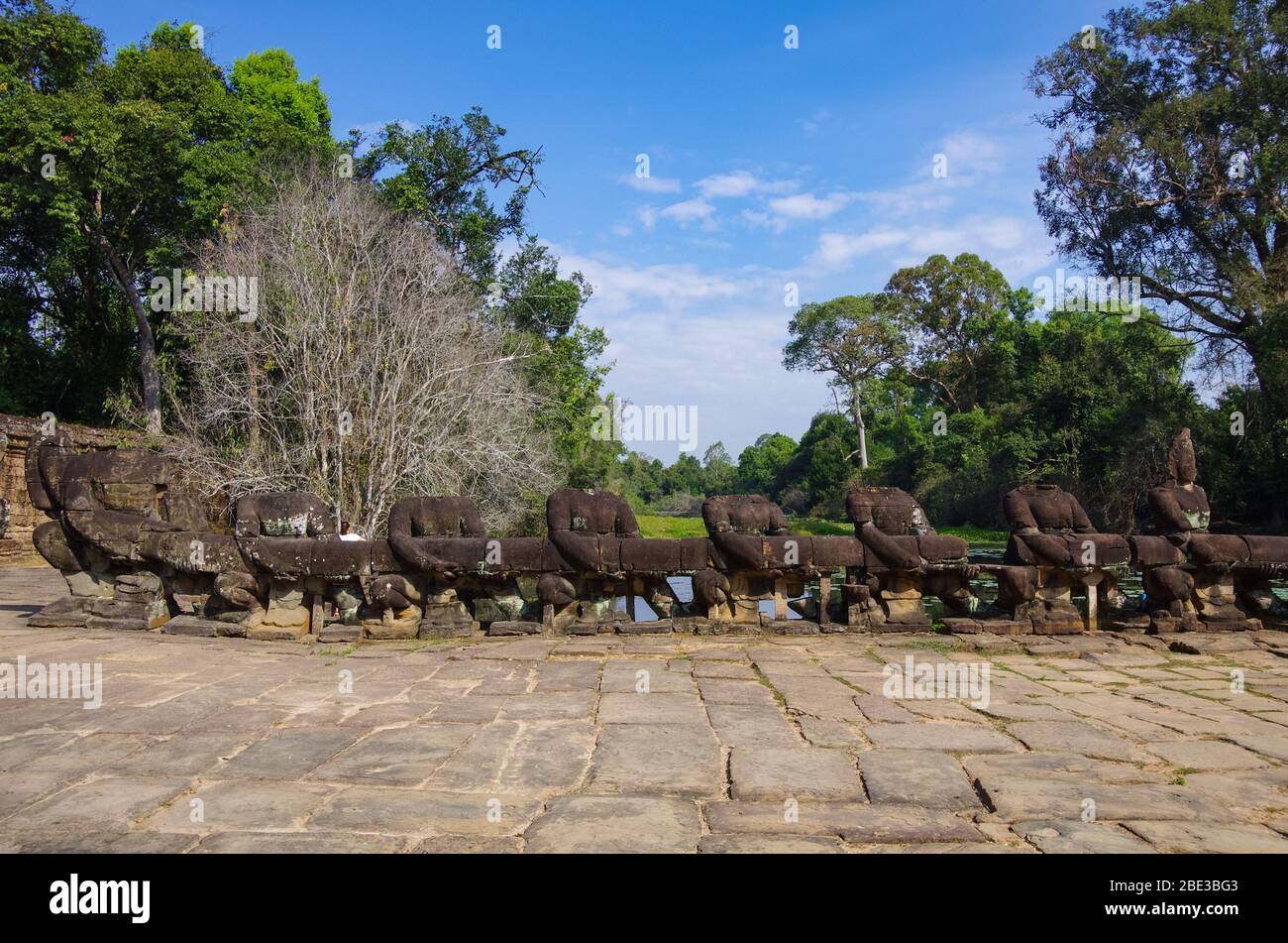 Les statues des têtes de guerriers khmers anciennes portent un pont géant de décoration de serpent sur le canal jusqu'au temple de Preah Khan. Preah Khan est un temple à Siem Reap, Cambo Banque D'Images