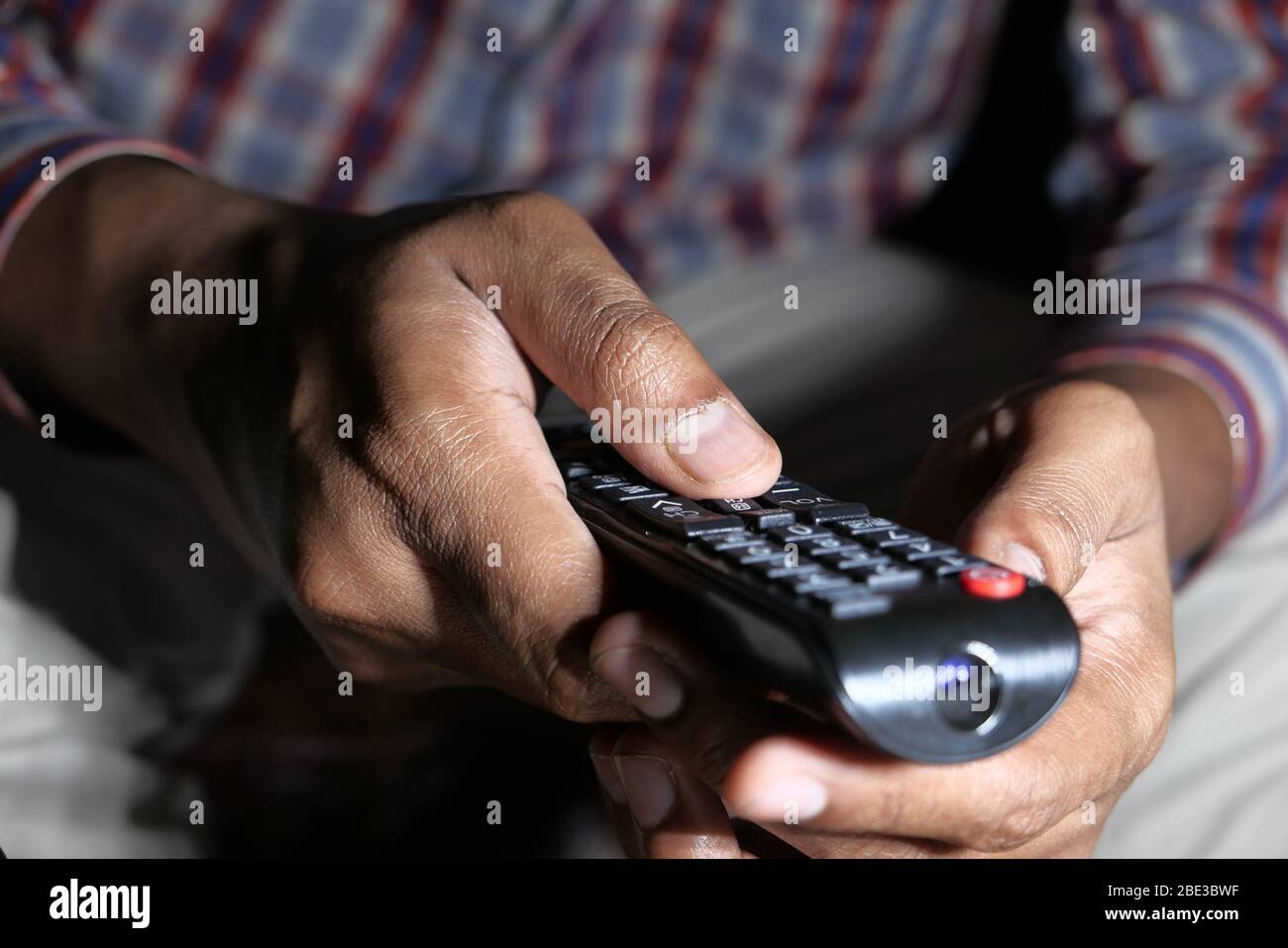 gros plan sur la main de l'homme à l'aide de la télécommande du téléviseur Banque D'Images