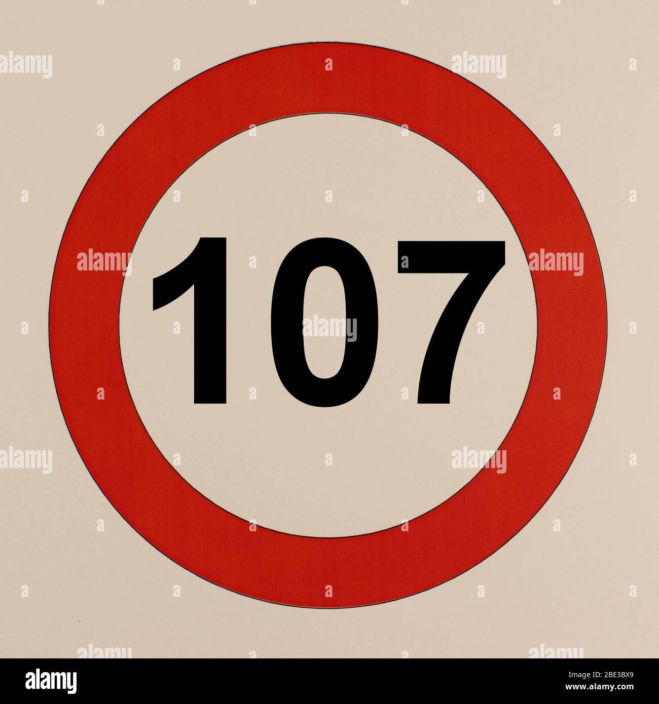 Illustration des Straßenverkehrszeichens 'maximum Höchstgeschwindigkeit 107 km pro Stunde' Banque D'Images