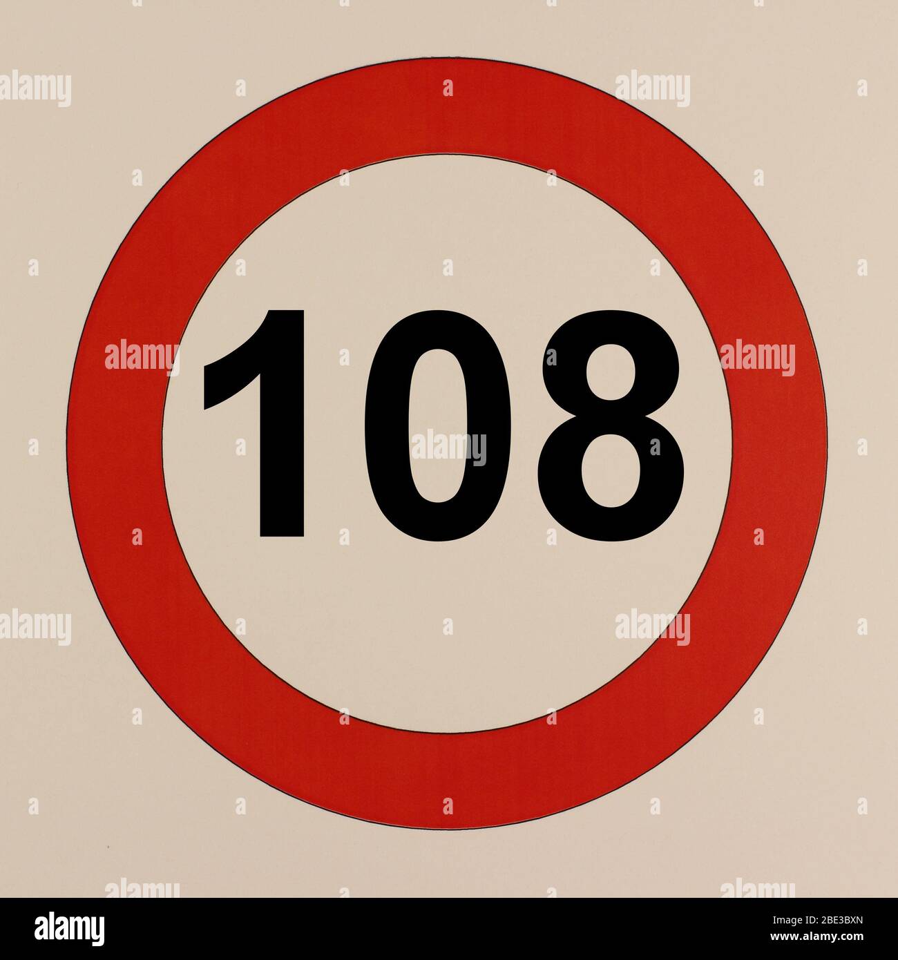 Illustration des Straßenverkehrszeichens 'maximum Höchstgeschwindigkeit 108 km pro Stunde' Banque D'Images