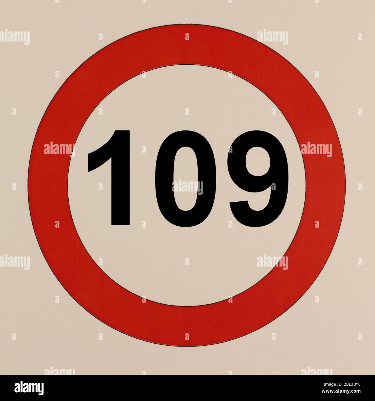 Illustration des Straßenverkehrszeichens 'maximum Höchstgeschwindigkeit 109 km pro Stunde' Banque D'Images