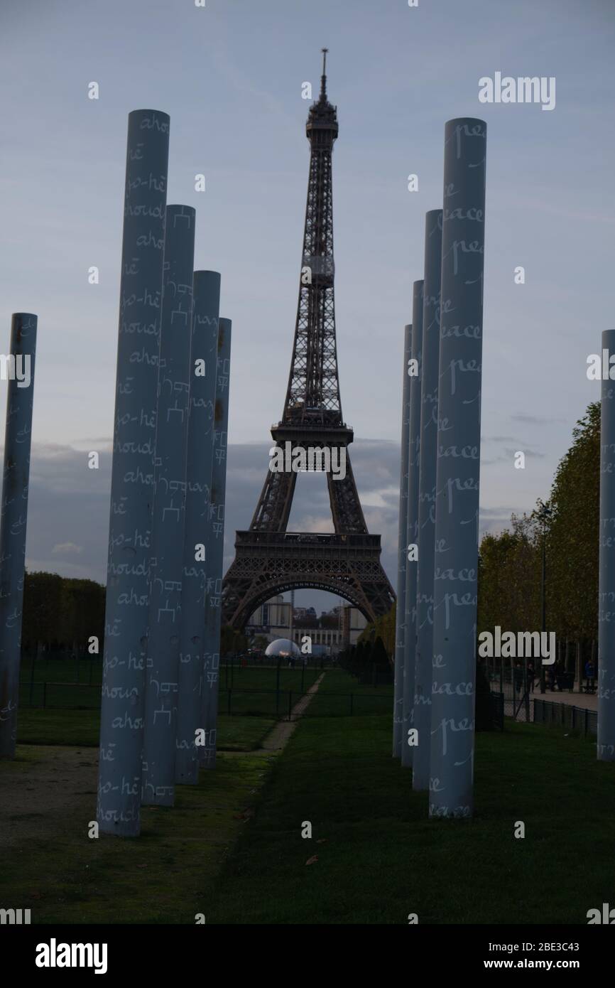 La Tour Eiffel derrière le mur de la paix Banque D'Images
