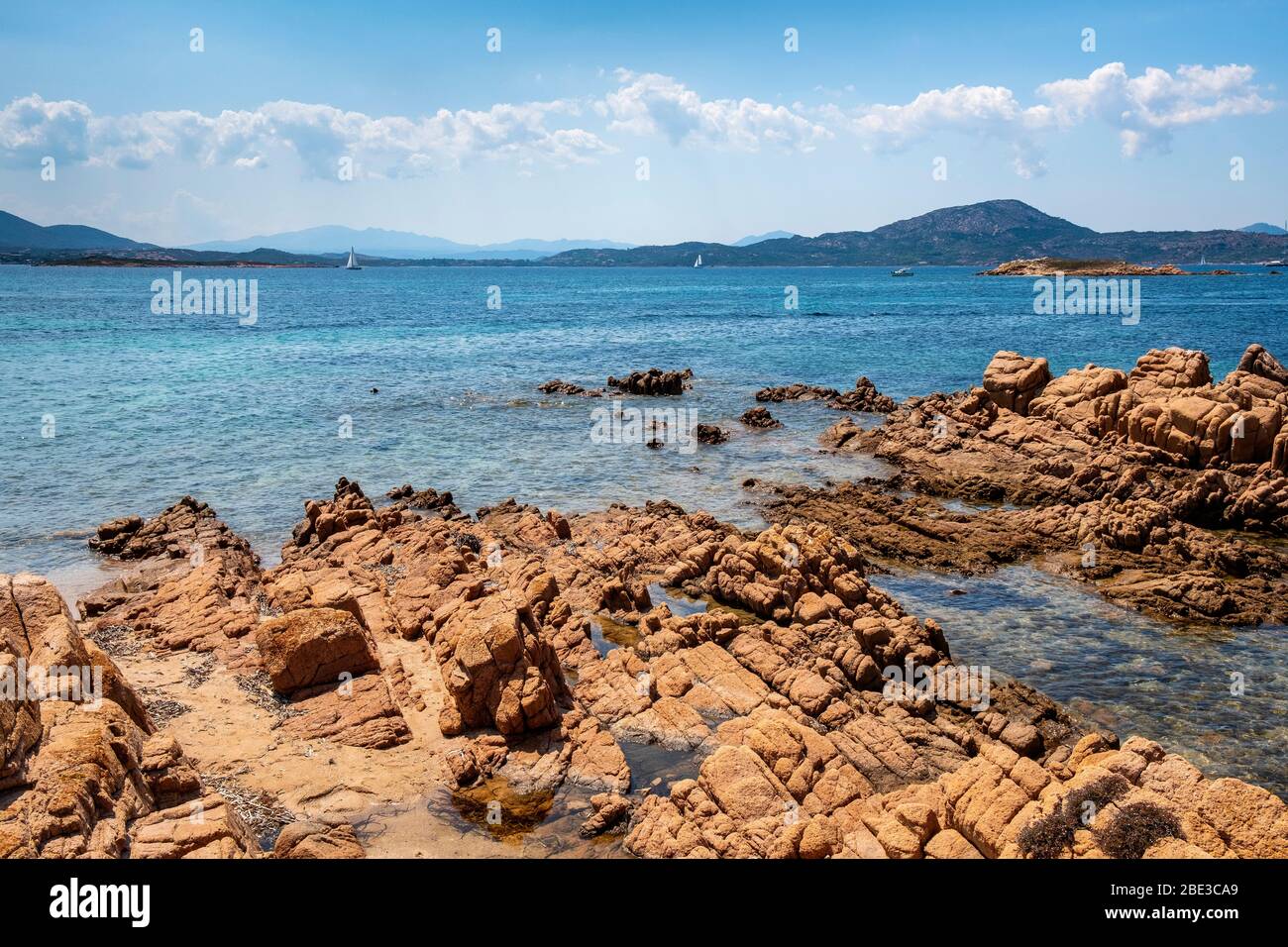 Vue panoramique sur la péninsule de Spalmatore di Terra, réserve de zone marine protégée, avec des rochers de mer de l'île Isola Tavolara, sur la mer Tyrrhénienne Banque D'Images