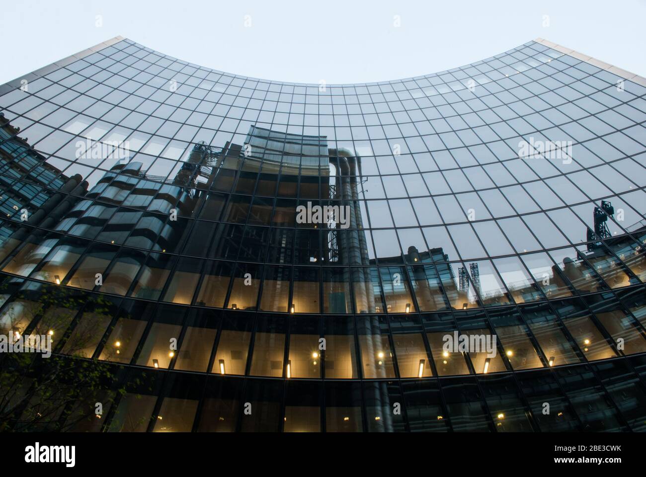 Blue Curved Stepped Skyscraper Highrise Tower Lime Street Lights Dark Night Willis Building, Langbourn, Londres EC3M par Norman Foster Banque D'Images