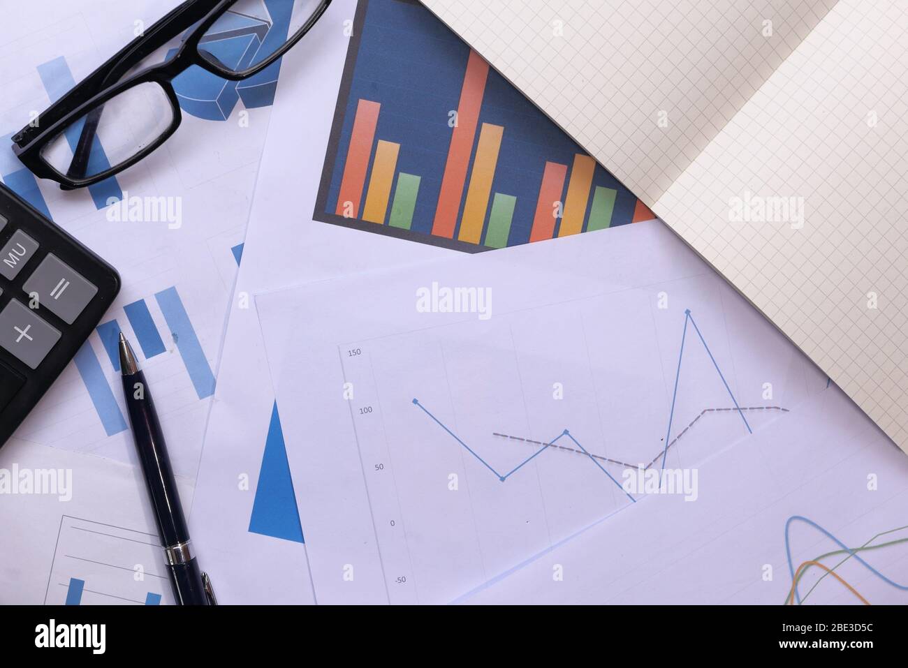 Gros plan sur le graphique et le graphique financiers sur papier. Banque D'Images