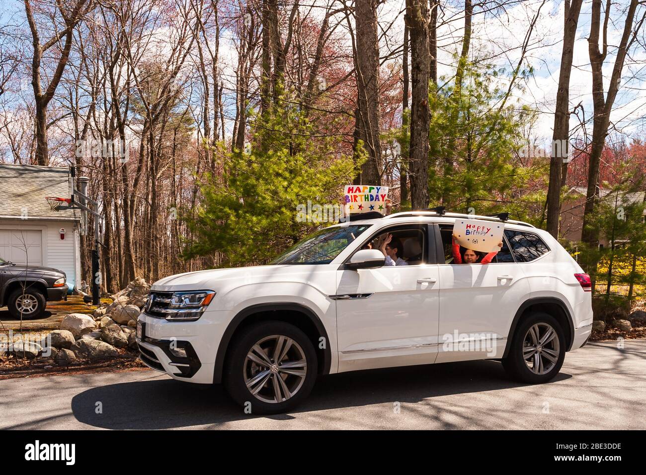 Un Joyeux Anniversaire En Voiture Par Celebration Pendant Covid 19 Alonetoether Photo Stock Alamy Un Joyeux Anniversaire En Voiture Par Celebration Pendant Covid 19 Alonetoether Photo Stock Alamy