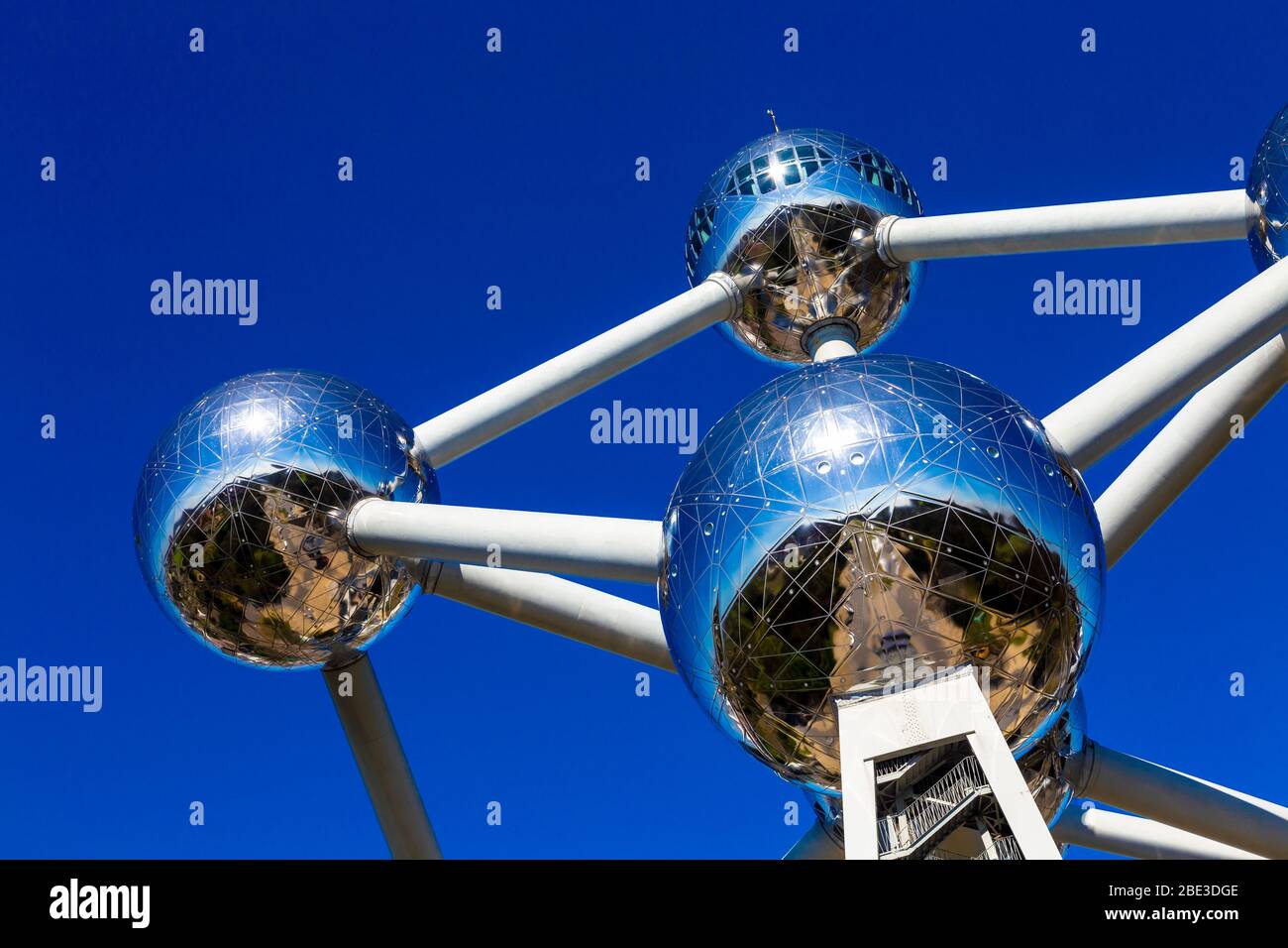 Extérieur de l'Atomium construit pour l'exposition universelle de Bruxelles de 1958 par André Waterkeyn et architectes André et Jean Polak, plateau de Heysel, Bruxelles, Belgique Banque D'Images