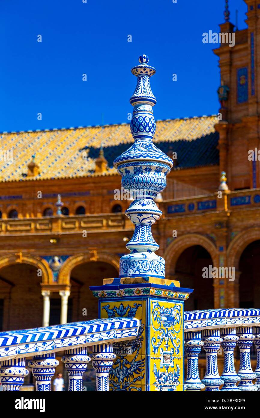 Vue rapprochée d'un pont balustrade décoré de carreaux azulejo en céramique, Pavillon de la Plaza de España à Parque de María Luisa, Séville, Andalousie, Espagne Banque D'Images
