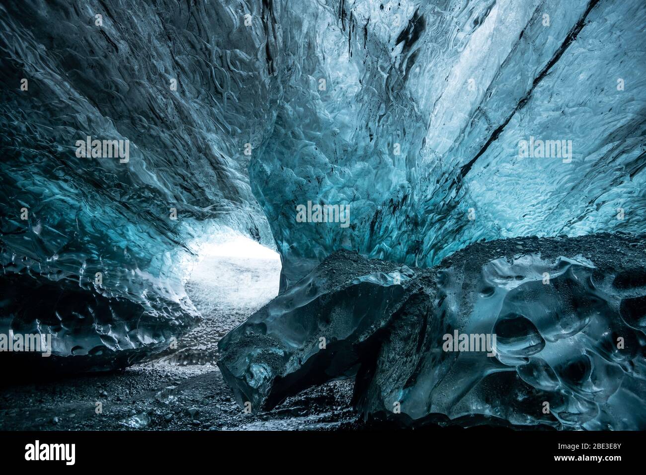 À l'intérieur d'une grotte de glace de glacier en Islande Banque D'Images