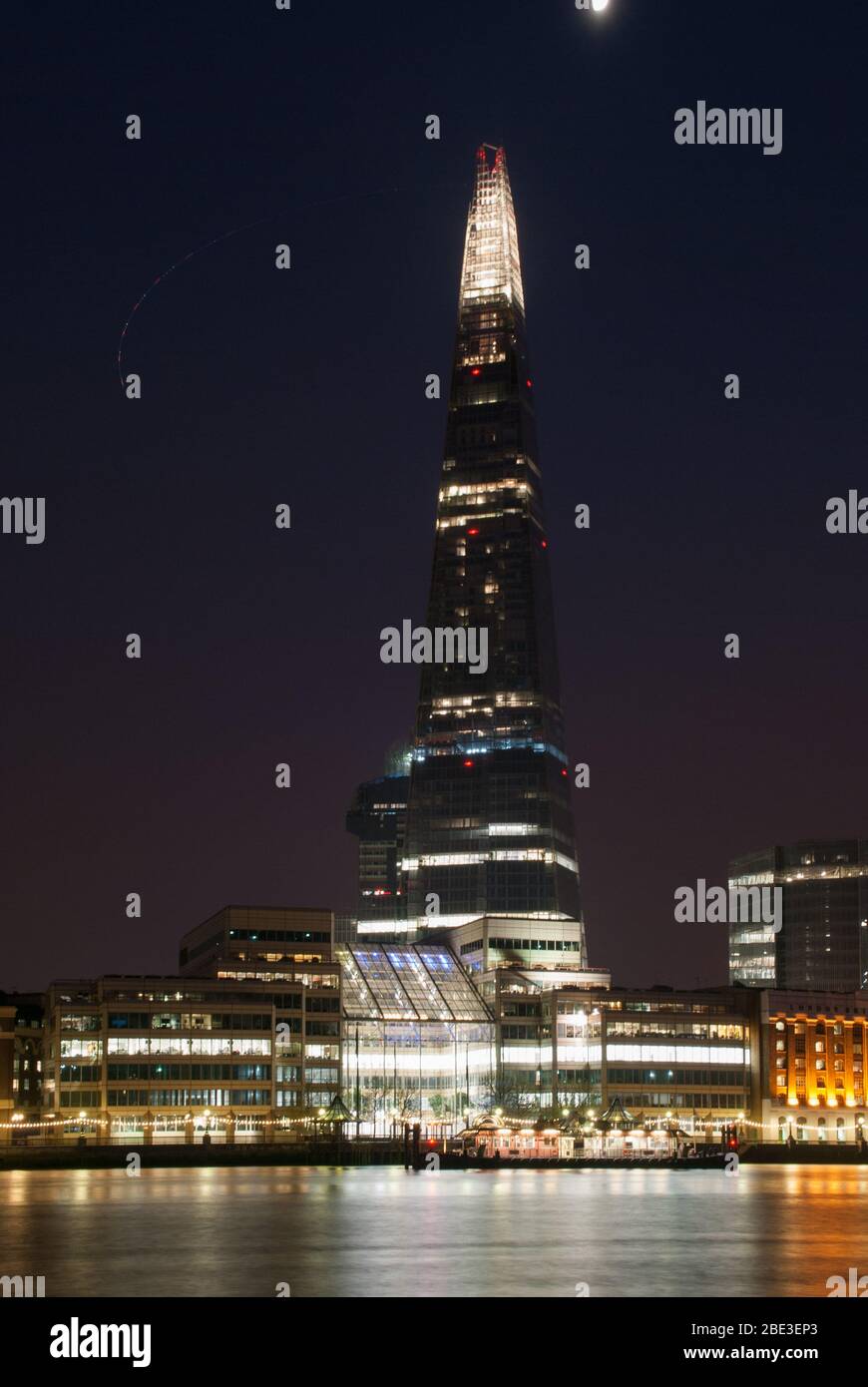 Lumières de nuit sombre la tour de Shard élévation de verre vue aérienne des bâtiments Architecture Londres Skyline par atelier de construction de piano Renzo Banque D'Images