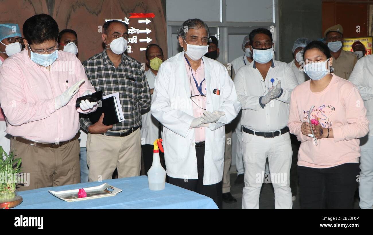 Le collectionneur de district Rajendra Bhatt a donné rose aux patients de Corona après la récupération et la sortie de l'hôpital du gouvernement à Bhilwara. Photo/Sumit Saraswat Banque D'Images