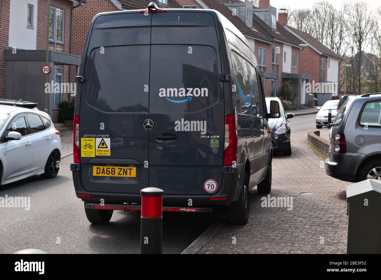 Basingstoke, Hampshire / Royaume-Uni - 08 avril 2020 : un chauffeur Amazon se réserve son minibus avant de livrer une voiture à la maison d'un client pendant la Corona Banque D'Images