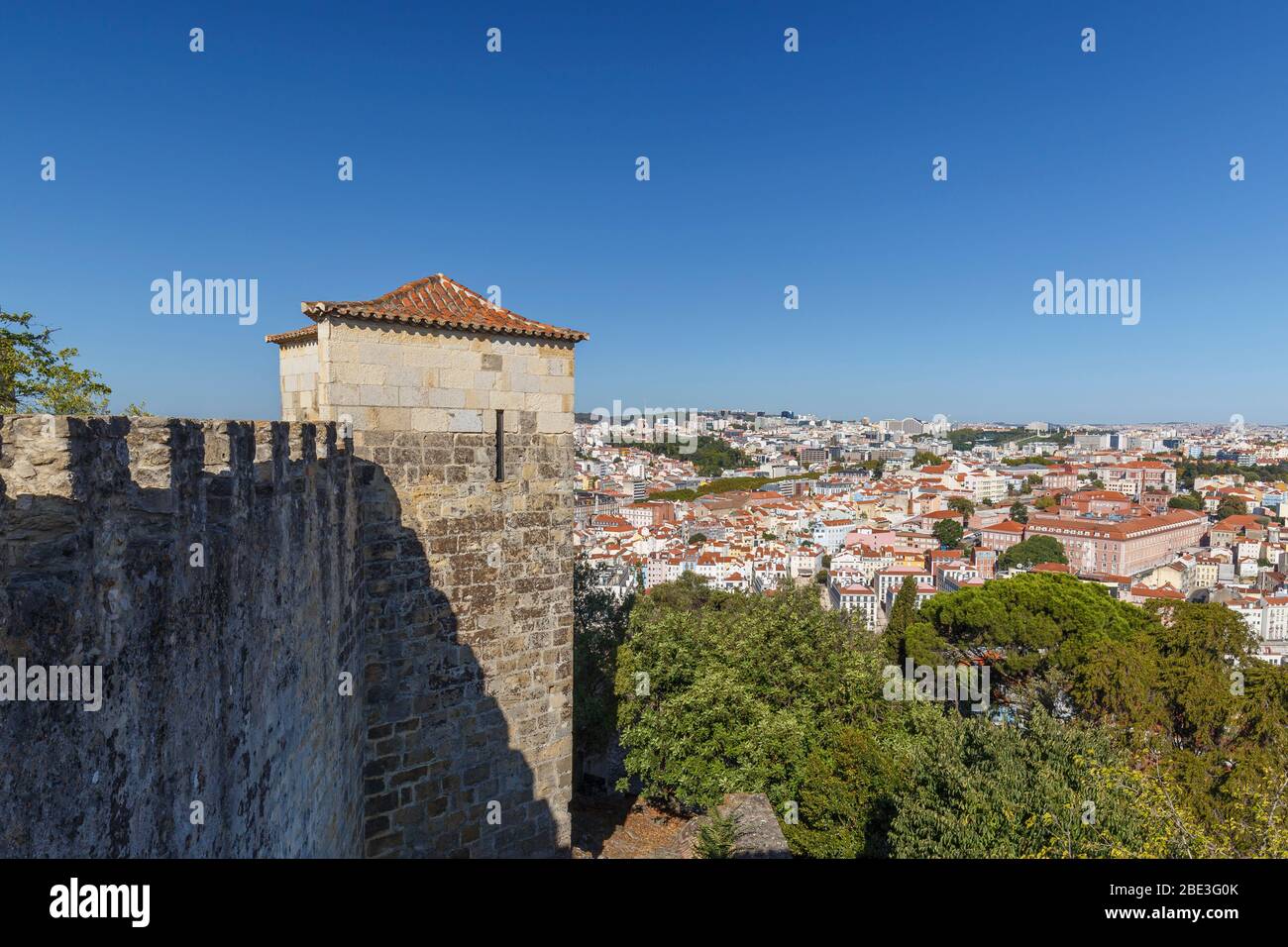 Mur entourant le château historique de Sao Jorge (Château Saint George, Castelo de Sao Jorge) et vue sur la ville de Lisbonne au Portugal par une journée ensoleillée Banque D'Images Mur entourant le château historique de Sao Jorge (Château Saint George, Castelo de Sao Jorge) et vue sur la ville de Lisbonne au Portugal par une journée ensoleillée Banque D'Images