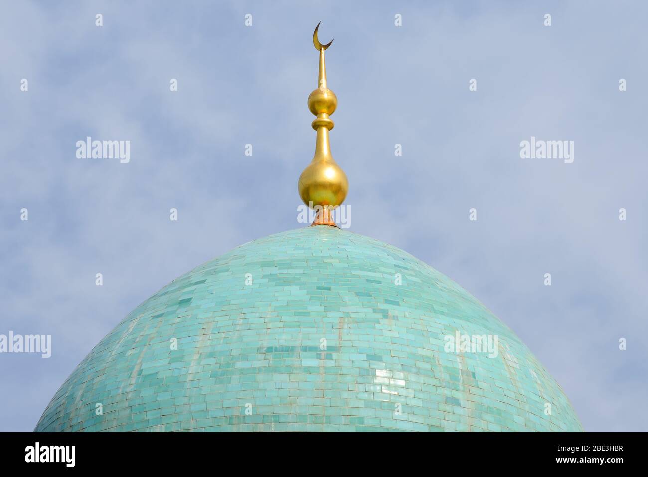 Vue rapprochée d'un dôme turquoise et d'ornement doré de l'étoile et du croissant de lune. Coupole bleue. Représentation os religion islamique à Tachkent, Ouzbékistan Banque D'Images