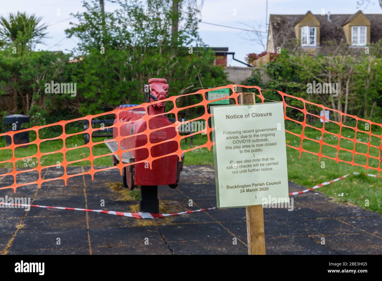 L'aire de jeux du village de Ducklington Oxfordshire est fermée pendant la pandémie de Coronavirus. Banque D'Images