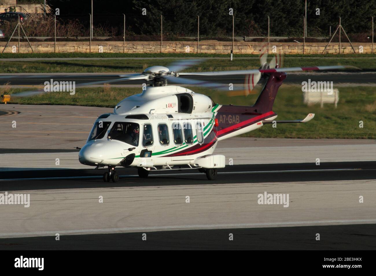 Transport en hélicoptère. Gulf Helicopters Leonardo AW189 sur la piste après l'atterrissage à l'aéroport international de Malte. Transport aérien commercial moderne. Banque D'Images