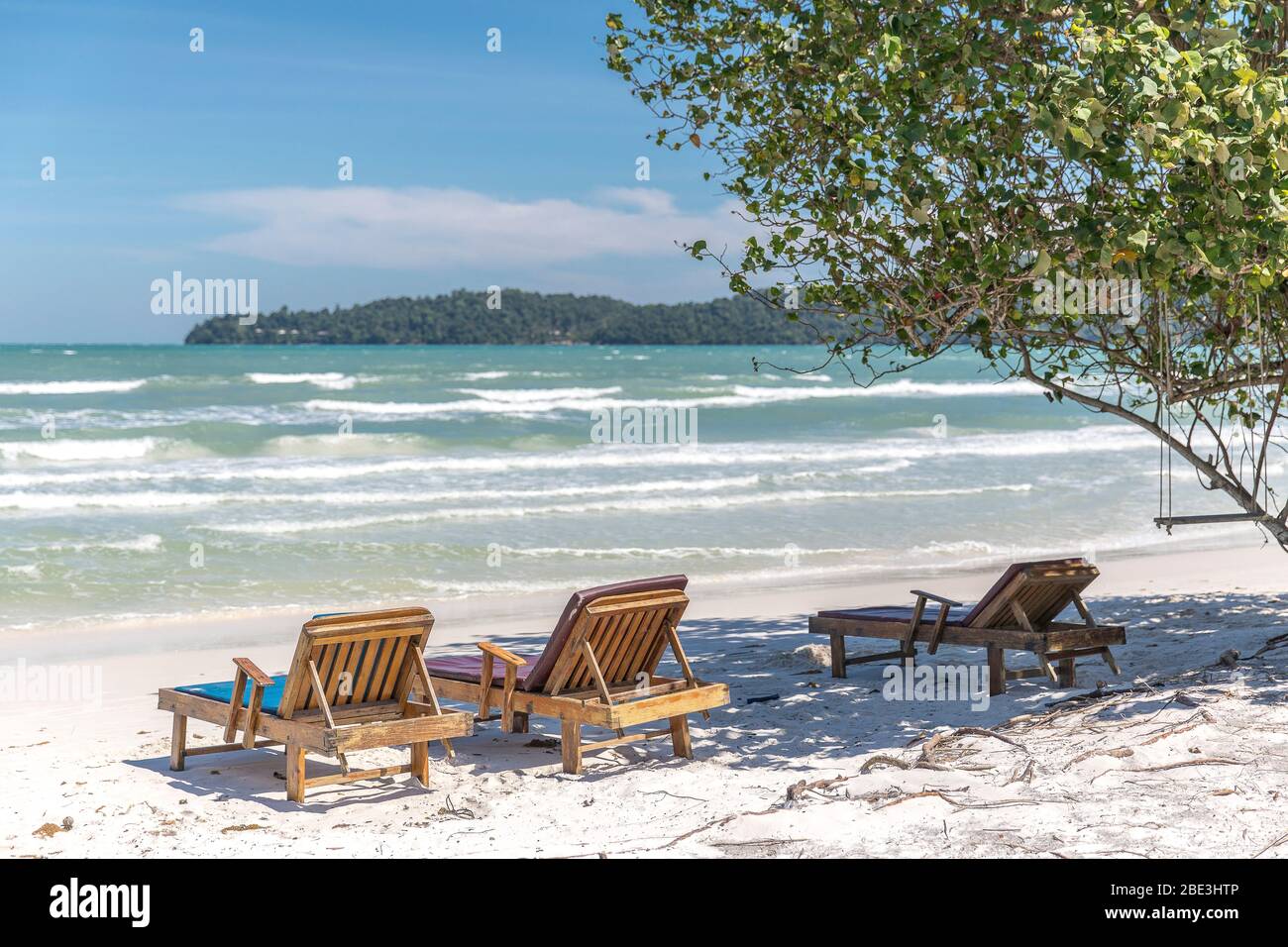 Plage de la baie de saracen et transats, île de koh rong samloem, Cambodge. Banque D'Images