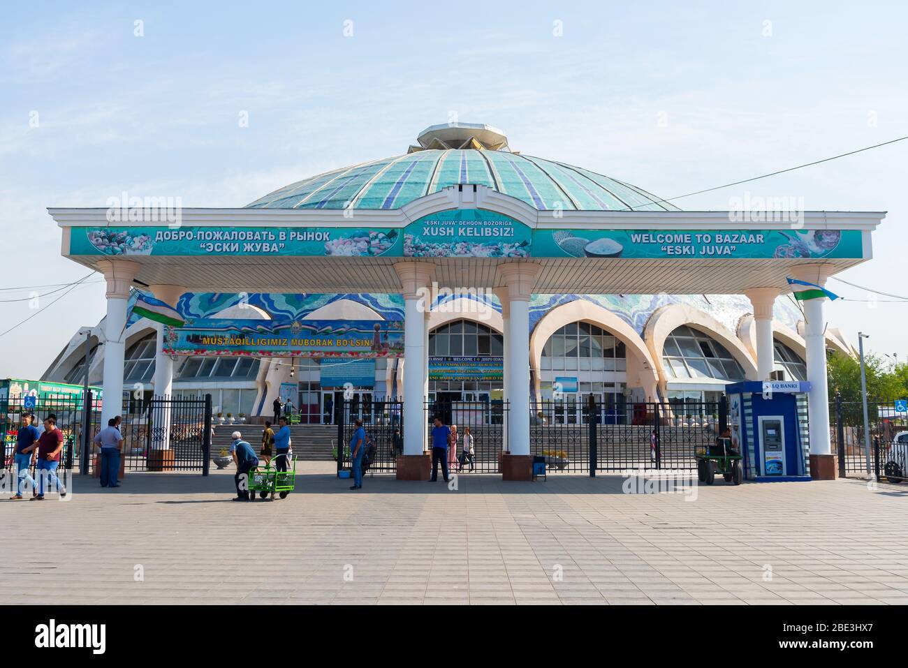 Entrée du Chorsu Bazar à Tachkent, Ouzbékistan, Asie centrale. Bazar ouzbek traditionnel avec dôme bleu. Le marché traditionnel est également connu sous le nom de Charsu baazar Banque D'Images