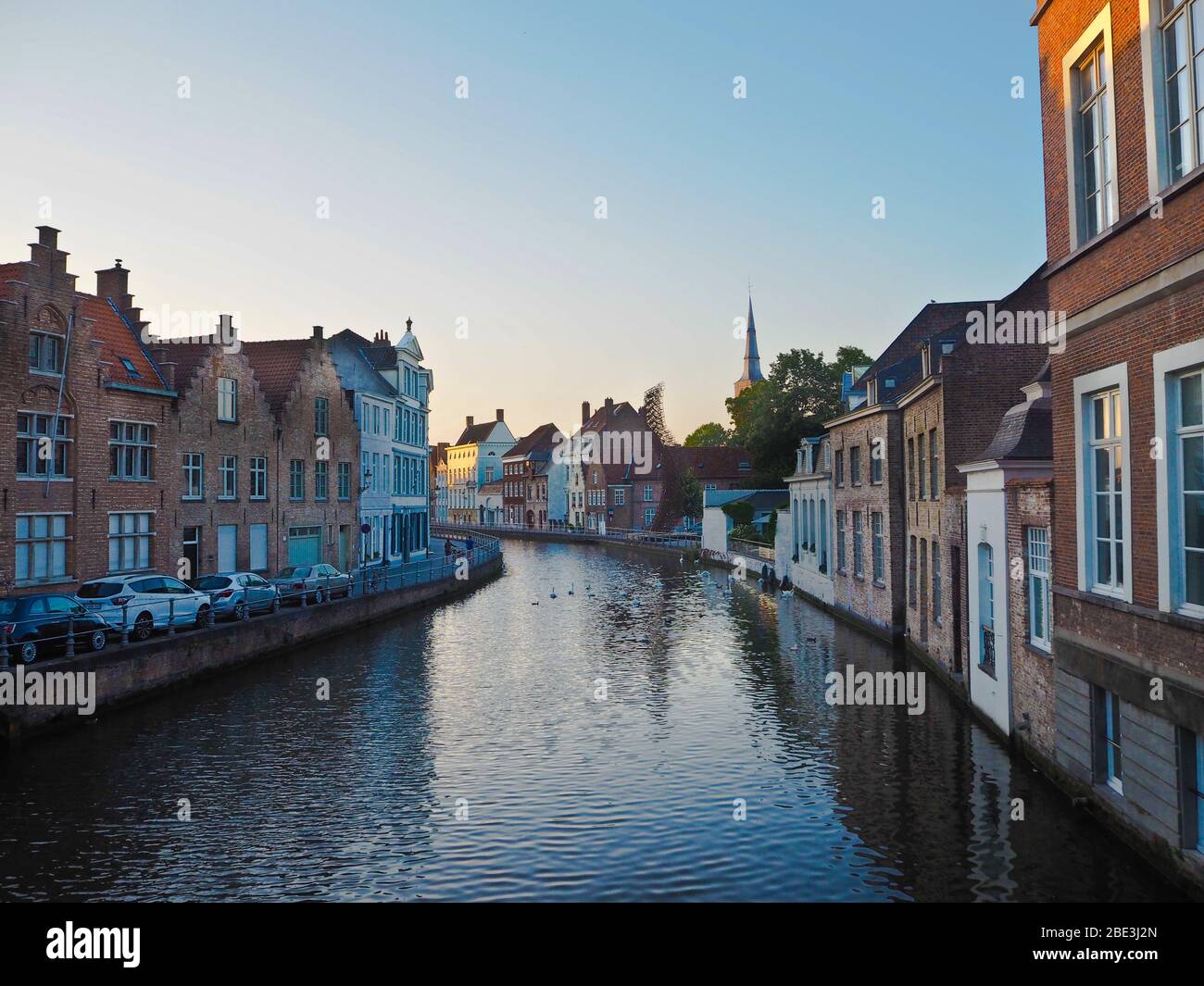 Vue typique du canal flamand avec reflet des bâtiments dans l'eau à la dask Banque D'Images