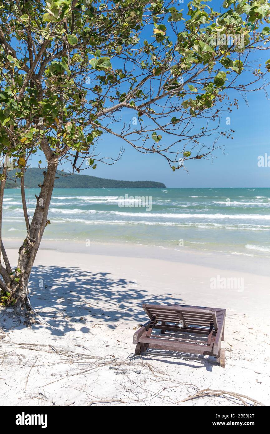 Plage de la baie de saracen et transats, île de koh rong samloem, Cambodge. Banque D'Images