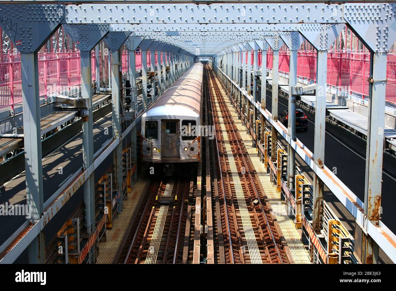 Le train R42 J en direction de Brooklyn traverse Williamsburg Bridge, Manhattan le 27 juillet 2019 à New York, États-Unis. (Photo de Wojciech Migda) Banque D'Images