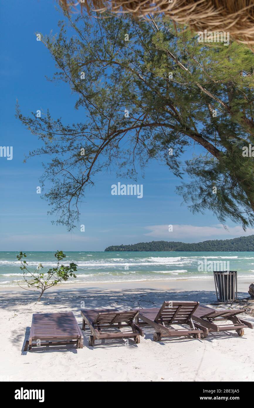 Plage de la baie de saracen et transats, île de koh rong samloem, Cambodge. Banque D'Images