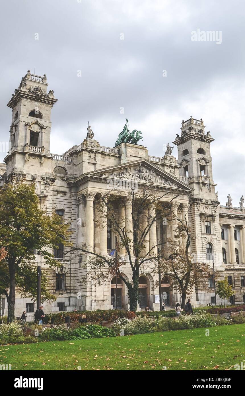 Budapest, Hongrie - 6 novembre 2019 : Musée d'ethnographie de la place Kossuth. Centre historique de la capitale hongroise sur une photo verticale. Banque D'Images