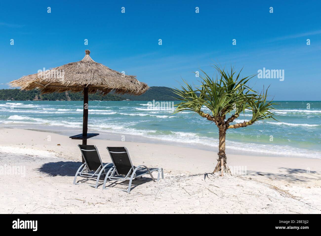 Plage de la baie de saracen et transats, île de koh rong samloem, Cambodge. Banque D'Images
