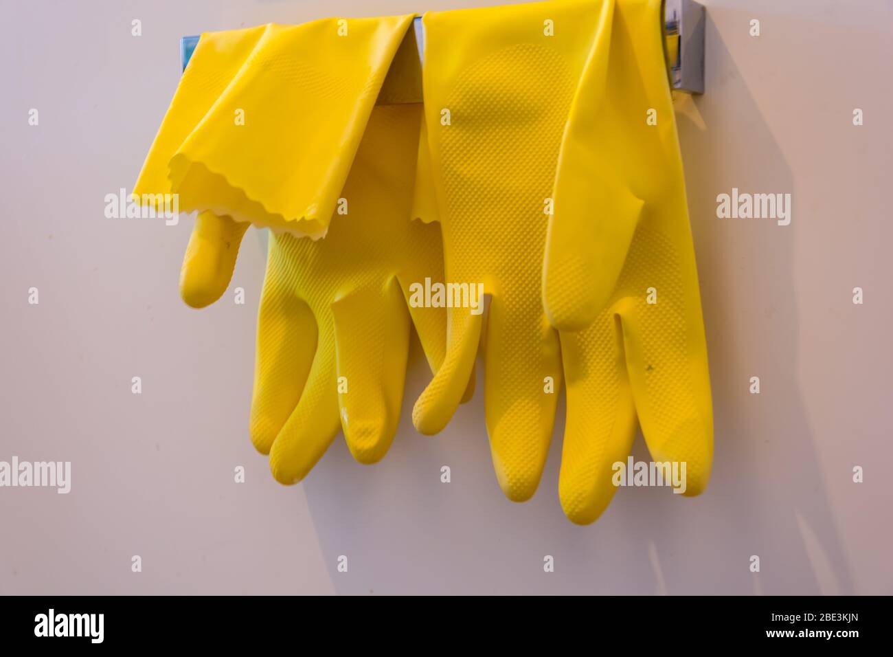 Paire de gants jaunes suspendus après le nettoyage de la maison, Suède Banque D'Images