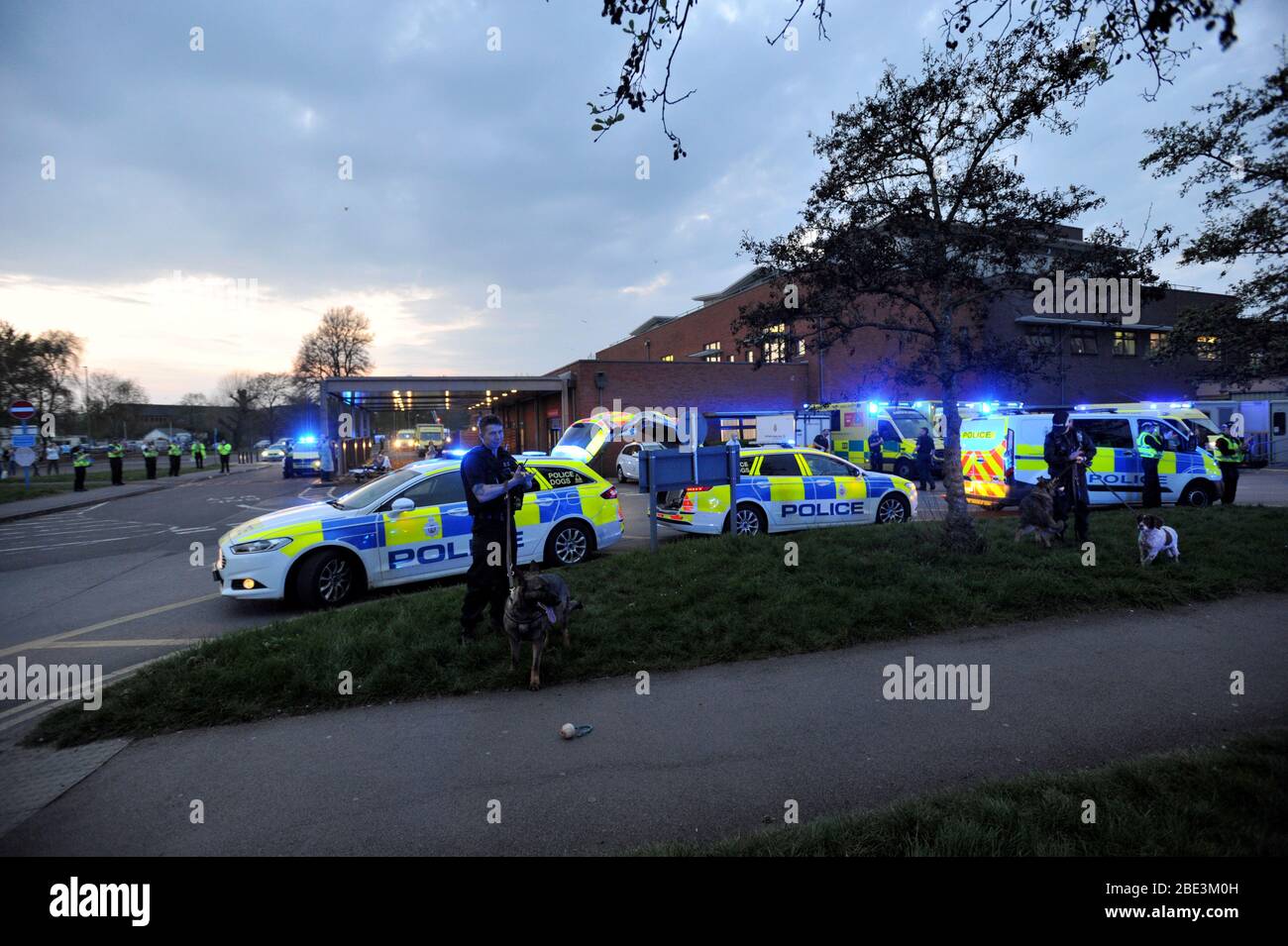 Troisième clap pour le NHS le jeudi 9 avril à 20:00. La police du Gloucestershire a rejoint les patients, les membres des travailleurs publics et hospitaliers lorsqu'ils claptent A. Banque D'Images