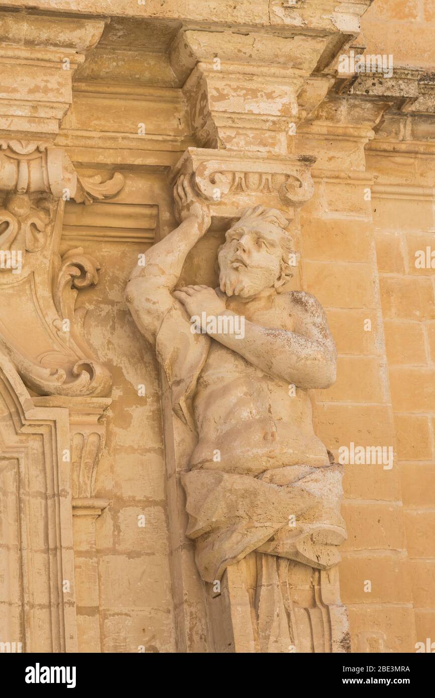 Figure sculptée dans le portail du musée de la cathédrale, Silent City of Mdina, Malte Banque D'Images