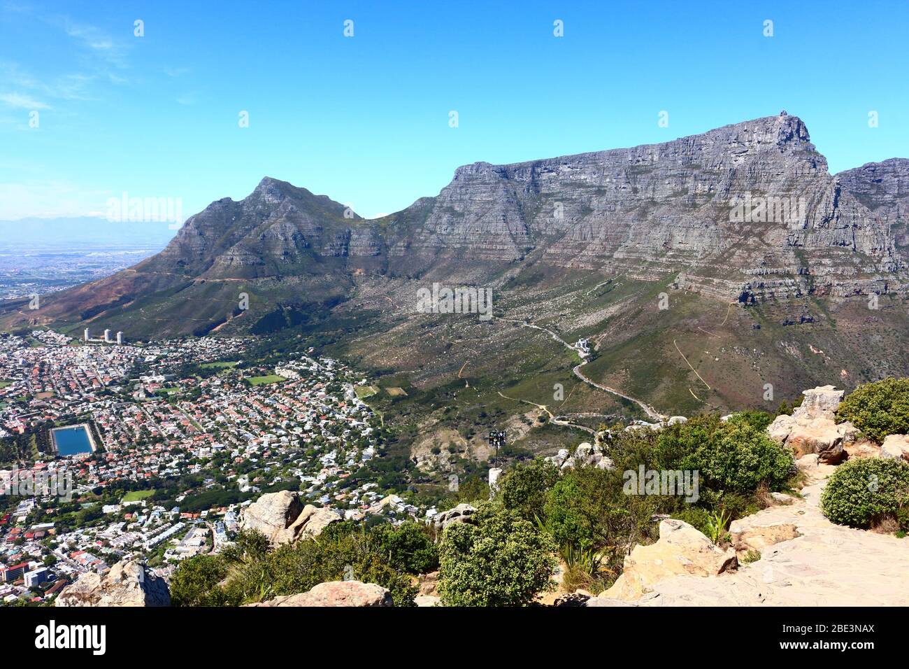 Belle vue depuis Lion's Head en Afrique du Sud. Avec le parc national de Table Mountain sur la droite et le Cap (Oranjezicht). Banque D'Images