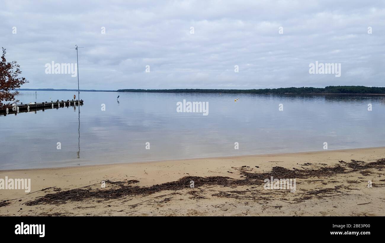 Lac de Sanguinet plage de sable eau en journée nuageux Banque D'Images