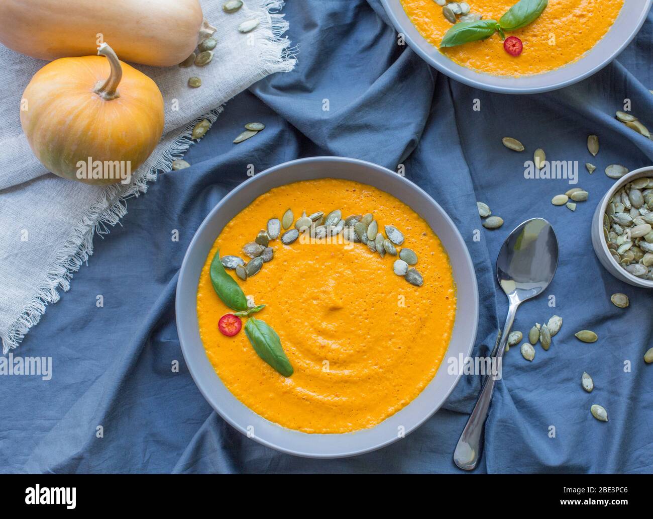 Soupe à la crème de citrouille en céramique sur la table de cuisine Banque D'Images