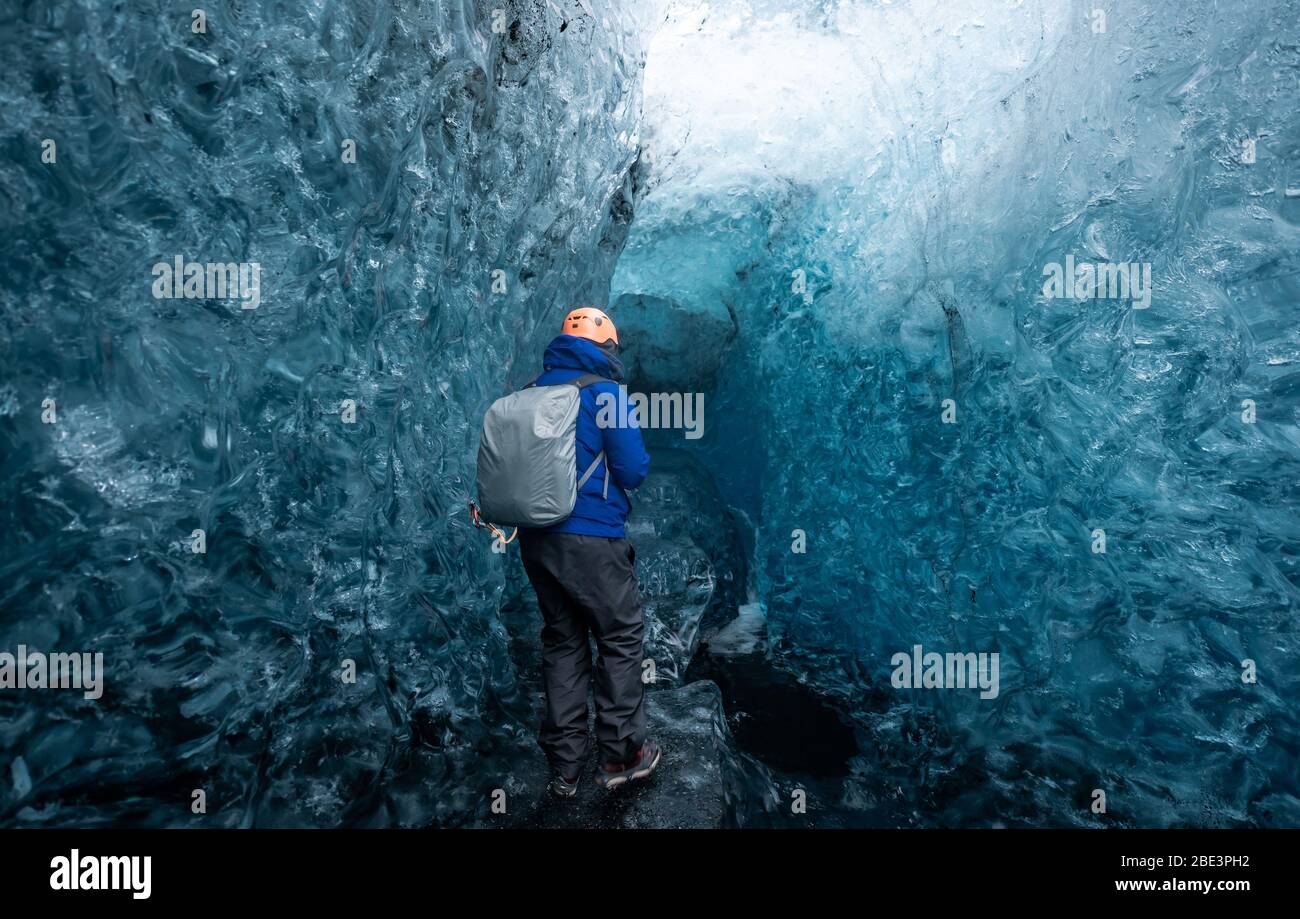 À l'intérieur d'une grotte de glace de glacier en Islande Banque D'Images