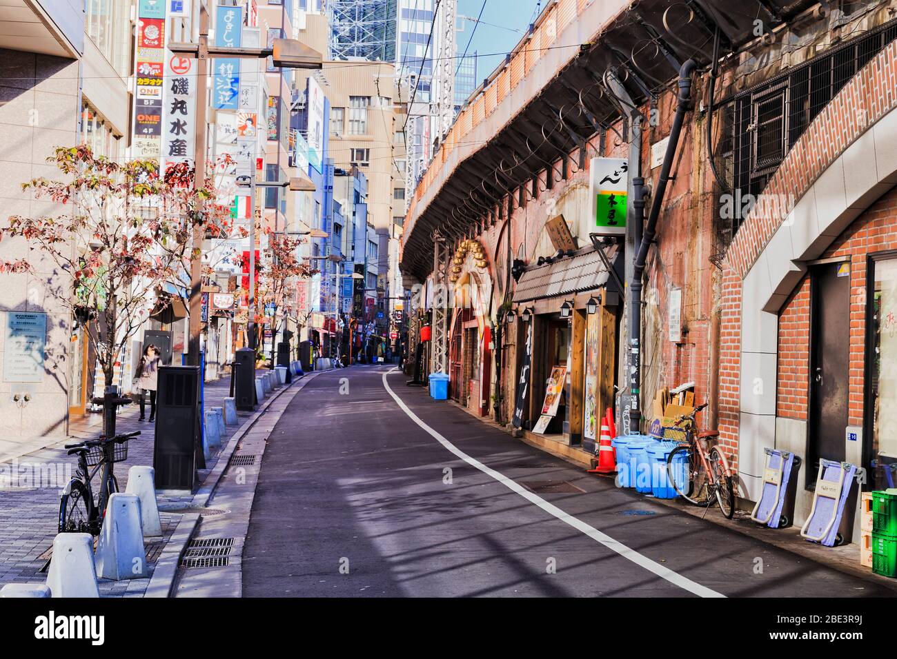 Tokyo, Japon - 1 Jan 2020: Petite allée arrière le long du chemin de fer japonais et bâtiments de grande hauteur autour de la centrale staion une journée ensoleillée. Banque D'Images