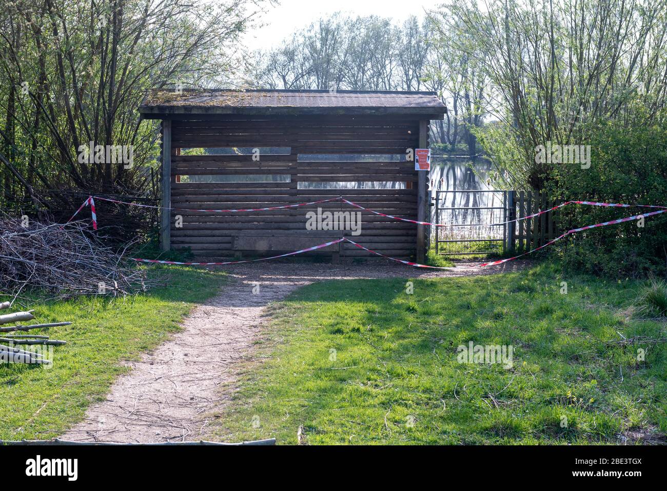 Huntingdon, Cambridgeshire, Royaume-Uni. 11 avril 2020. Le parc de campagne Hinchingbrooke est très vide lors d'un samedi de pâques très ensoleillé pendant le verrouillage de Covid-19 au Royaume-Uni. Les gens dehors pour leur exercice une fois par jour. Crédit: Jason Chillmaid/Alay Live News Banque D'Images