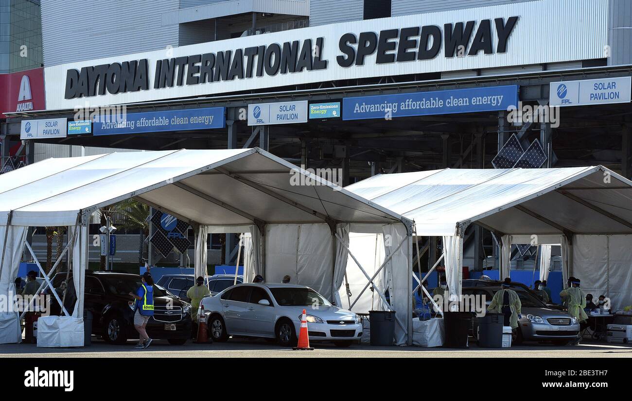 Daytona, États-Unis. 11 avril 2020. Les travailleurs de la santé d'AdventHealth fournissent au drive COVID-19 des tests le 11 avril 2020 au Daytona International Speedway de Daytona Beach, en Floride. Les résultats du test de salive seront disponibles dans 2-3 jours. Crédit: Paul Hennessy/Alay Live News Banque D'Images