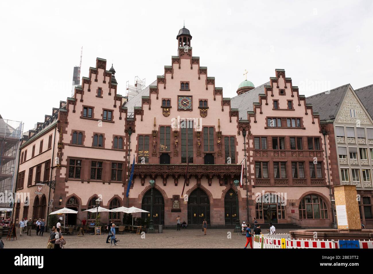 Le Römer, un bâtiment médiéval avec une façade à pignon étagée qui sert d'hôtel de ville à Francfort, en Allemagne. Le bâtiment a été restauré après la Seconde Guerre mondiale. Banque D'Images