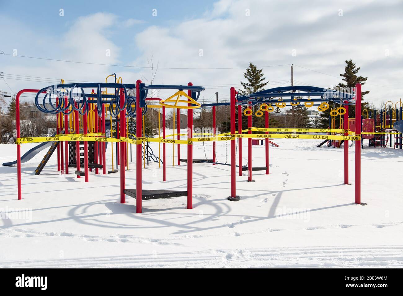 Fermeture du parc et équipement de terrain de jeu enveloppés de ruban d'avertissement, pandémie de coronavirus COVID-19, hiver, Yellowknife (Territoires du Nord-Ouest), avril 2020. Banque D'Images