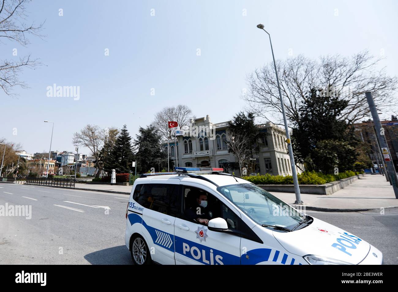 Istanbul, Turquie. 11 avril 2020. Les policiers patrouillent dans le district de Kadikoy après que les autorités turques ont annoncé un couvre-feu le week-end pour enrayer la propagation de la pandémie de coronavirus Covid-19 à Istanbul, Turquie, 11 avril 2020. (Photo de Jason Dean/Sipa USA) crédit: SIPA USA/Alay Live News Banque D'Images