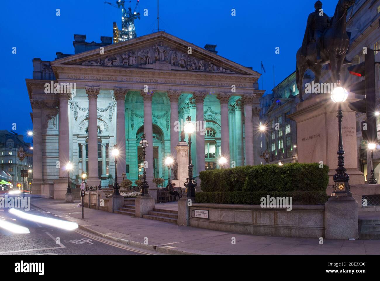 Soirée crépuscule lumières illuminées Frieze Pediment Corinthian colonne à Royal Exchange, Threadneedle Street, City of London, 3 V 3 LR par Sir William Tite Banque D'Images