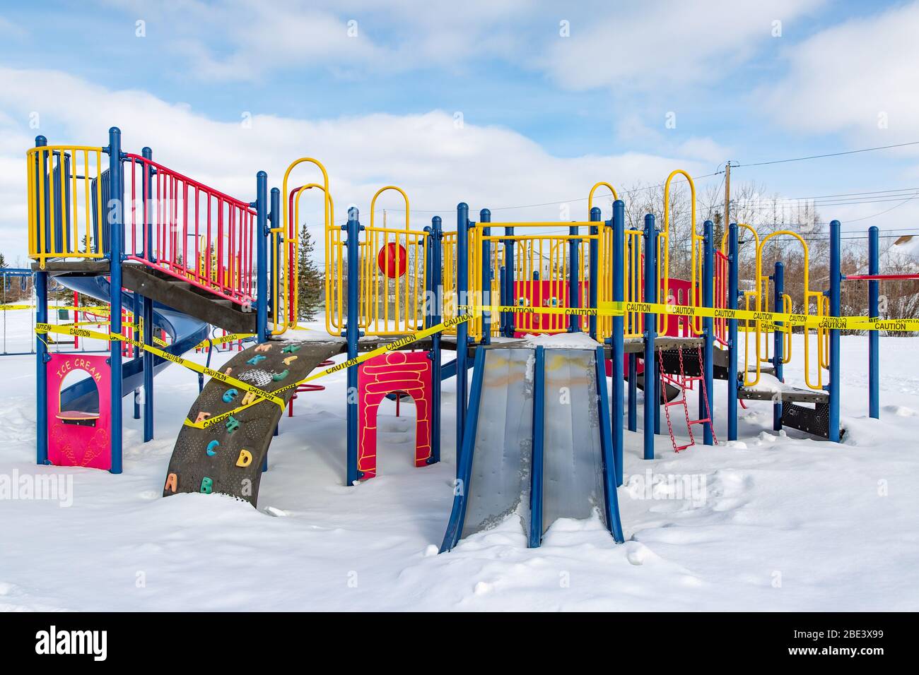 Ruban de mise en garde autour d'une aire de jeux fermée à Yellowknife, Territoires du Nord-Ouest, Canada, durant la pandémie de COVID-19, hiver, 10 avril 2020. Banque D'Images